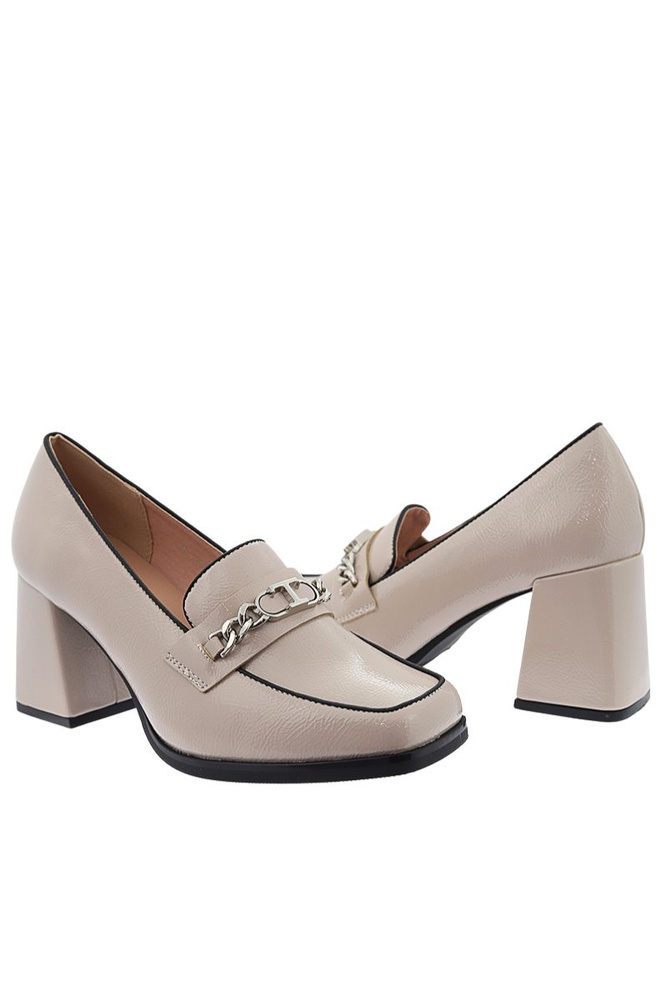 Beżowe półbuty lakierowane wsuwane na słupku