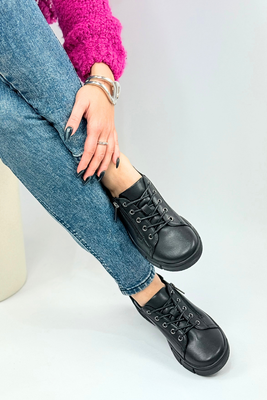 Чорні шкіряні туфлі на платформі з декором спереду