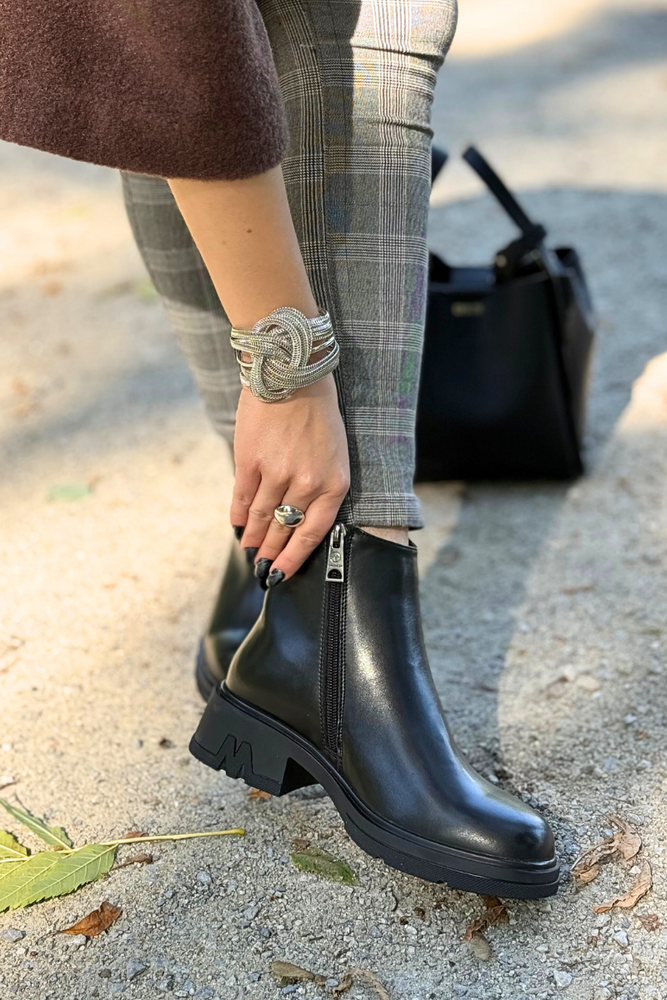 Темно-бежеві ажурні ботильйони із замшевої екошкіри