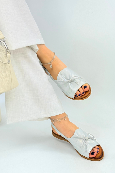 Золоті шкіряні босоніжки на плоскій підошві з закритою п’ятою