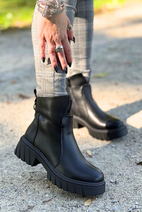 Чорні чоботи на колодці з тонким декором