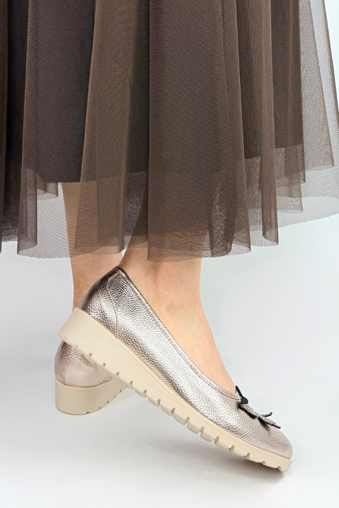 Красиві ажурні туфлі кольору міді