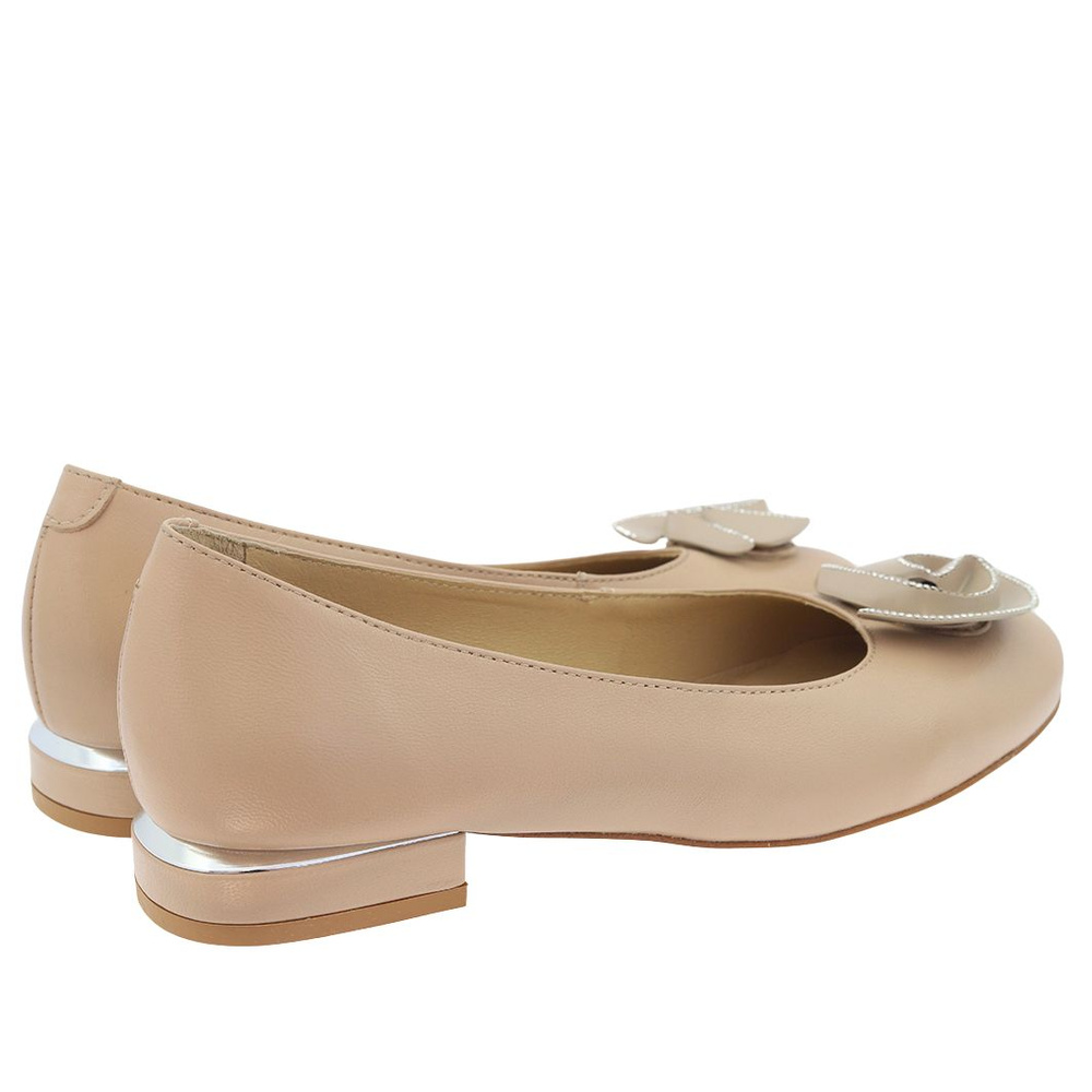 Бежеві шкіряні туфлі на низькому каблуці Ексбут