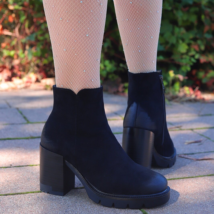 Чорні замшеві ботильйони від Vinceza