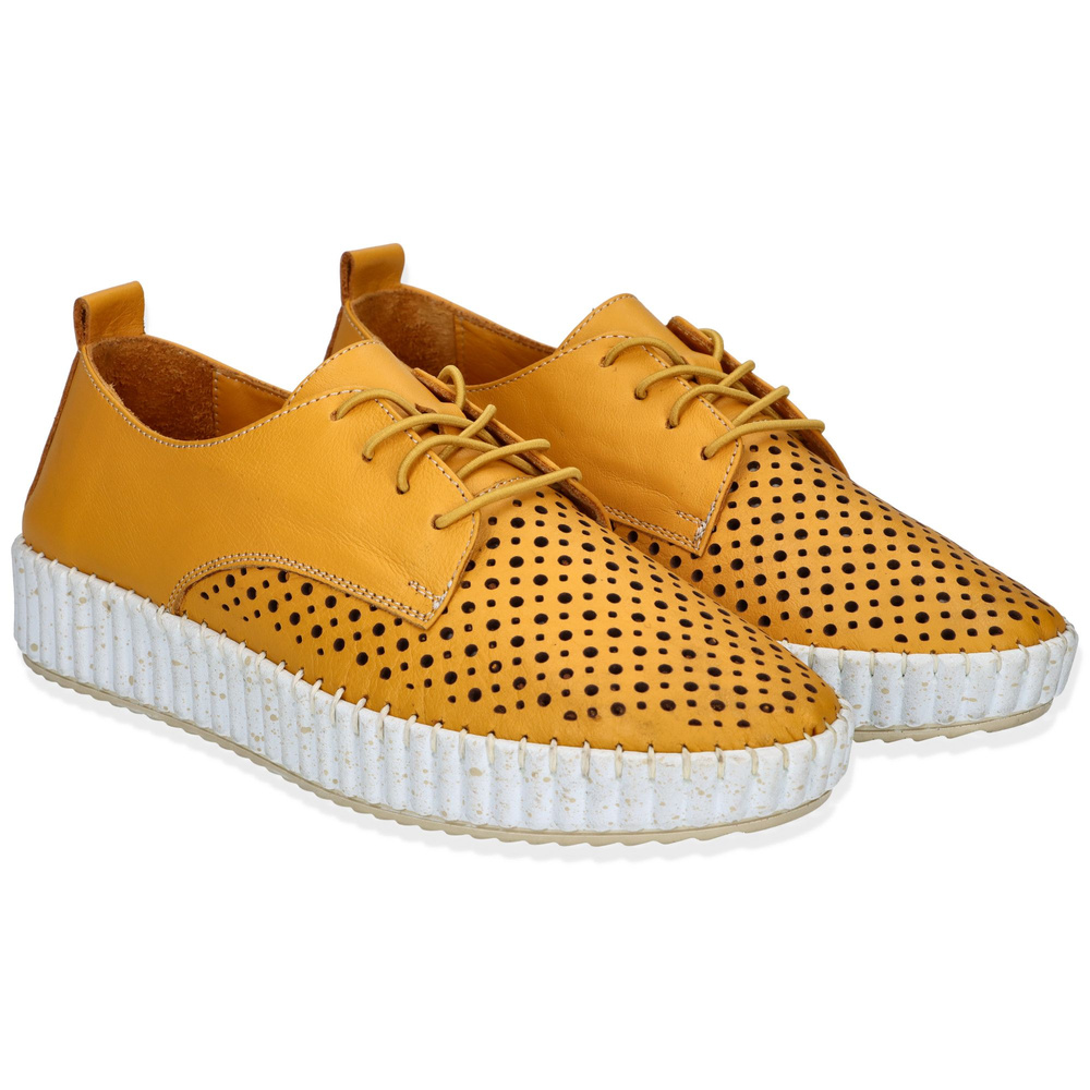 Жіночі жовті ажурні шкіряні туфлі на платформі