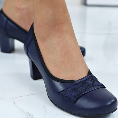 Жіночі темно-сині туфлі з зернистої шкіри на галантному каблуці