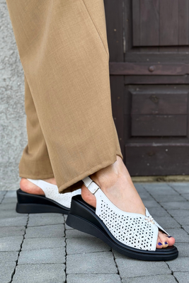 Бежеві шкіряні ажурні босоніжки на липучці