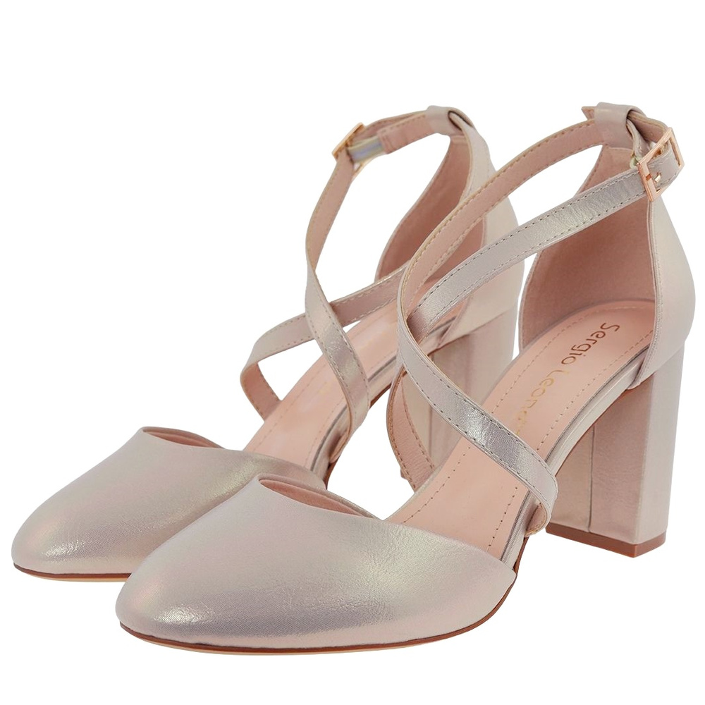 Złote sandały na słupku Sergio Leone