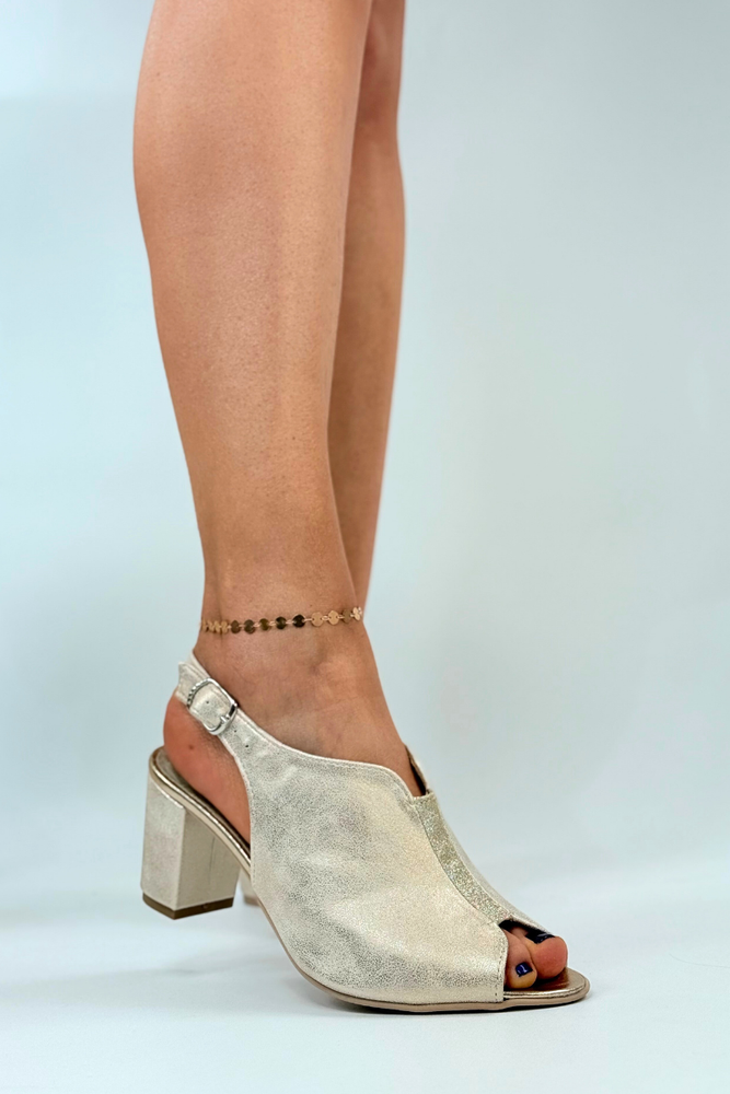 Eleganckie złote sandały zabudowane na słupku