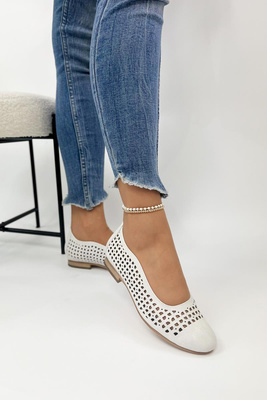 Стильні білі ажурні балетки на невисокому каблуці 