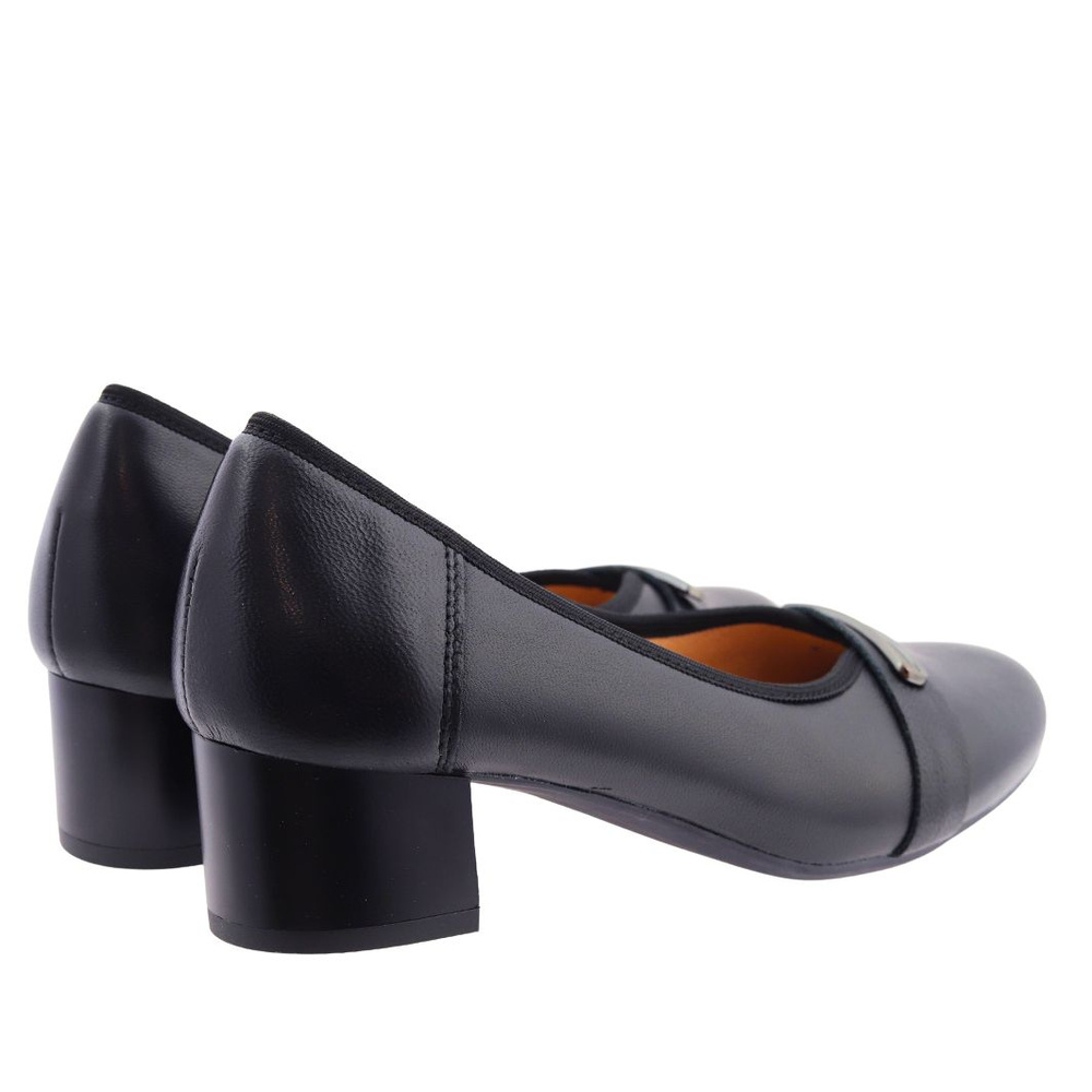 Шкіряні човники з декоративним ремінцем на низькій колодці