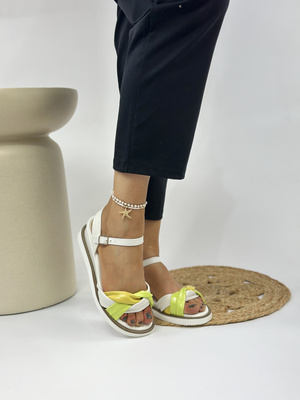 Białe sandały na koturnie z ekoskóry 