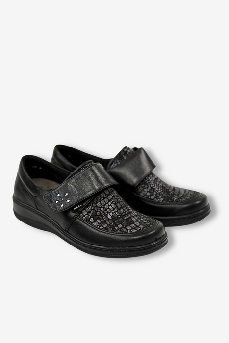 Чорні шкіряні туфлі на липучці