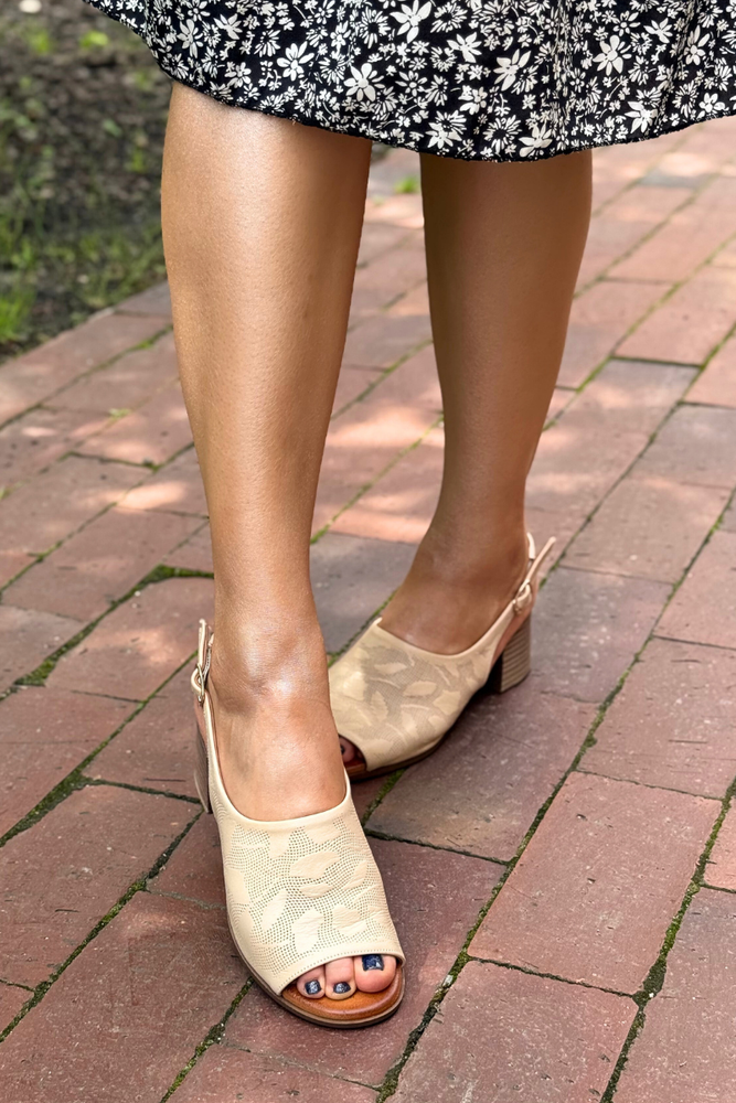 Skórzane sandały beżowe na klocku T. Sokolski