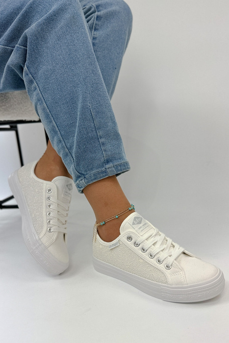 Білі кросівки на шнурівці
