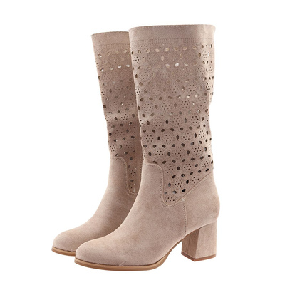 Осінні ажурні замшеві чоботи бежевого кольору