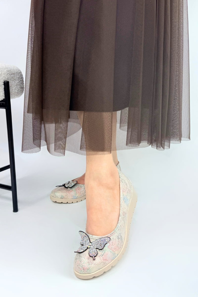 Beżowe półbuty damskie z motylkiem na koturnie