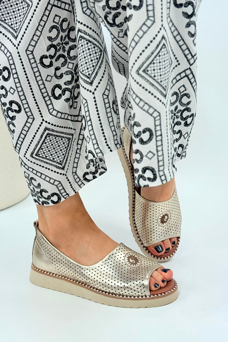 Złote skórzane perforowane sandały płaskie Artiker