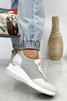 Białe sneakersy sznurowane na koturnie