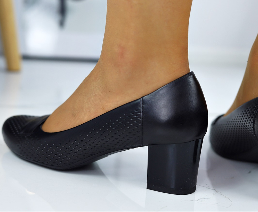 Чорні жіночі шкіряні туфлі на підборах від Darex