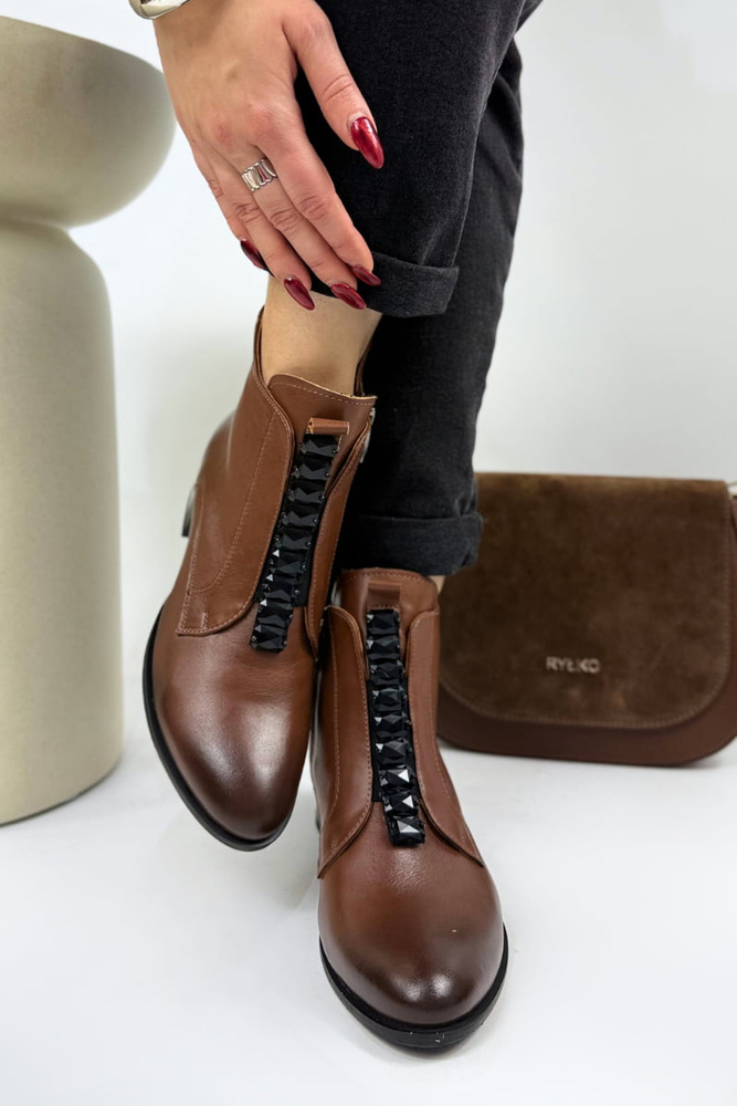 Чорні жіночі короткі шкіряні ботильйони Kordel на високому каблуці