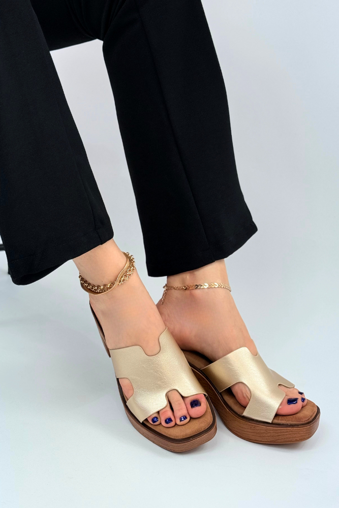 Złote klapki na drewnianym obcasie z platformą 