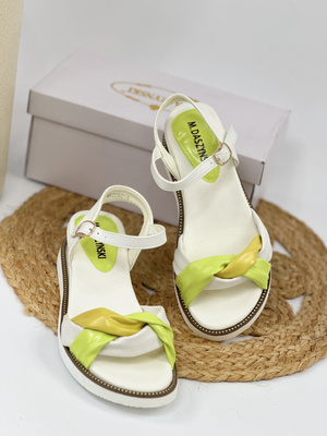 Białe sandały na koturnie z ekoskóry 