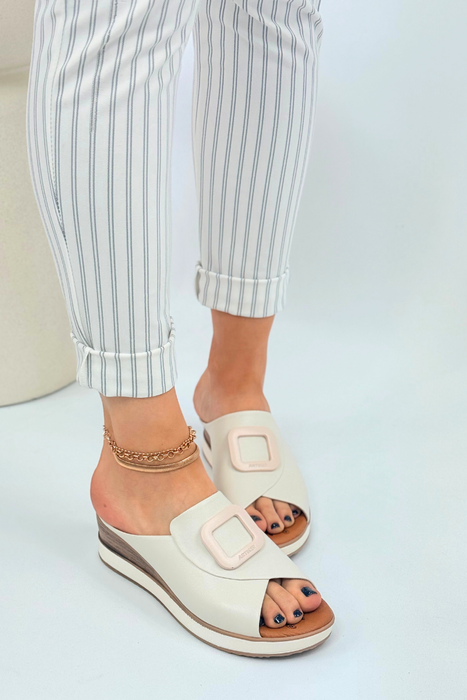 Бежеві шкіряні мюлі на танкетці з декором Artiker