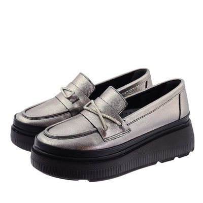 Mokasyny skórzane srebrne z paskami w cyrkonie na platformie