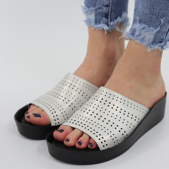 Klapki profilowane ażurowe na platformie srebrne Sabatina