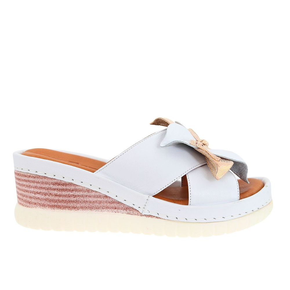 Klapki skórzane z kwiatkiem na koturnie białe Artiker