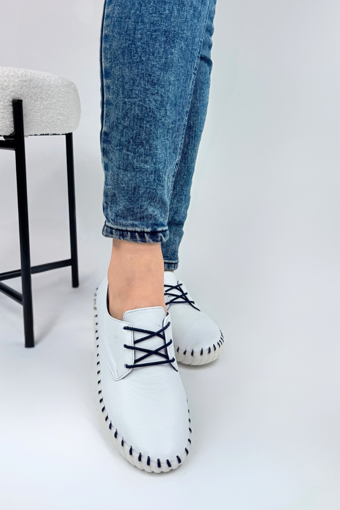 Półbuty damskie skórzane sznurowane biało niebieskie