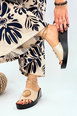 Złote klapki damskie na platformie wsuwane