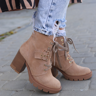 Botki skórzane beżowe na słupku Gamis