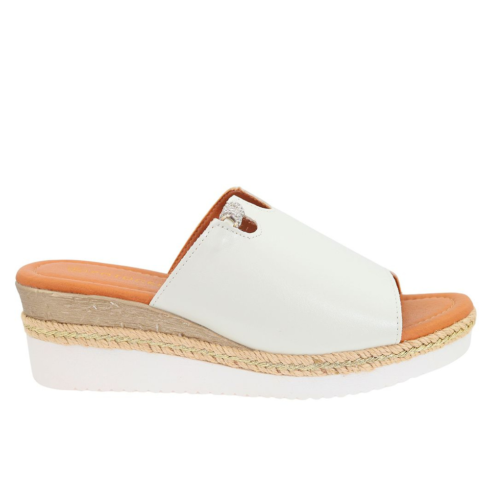 Białe klapki na koturnie Potocki