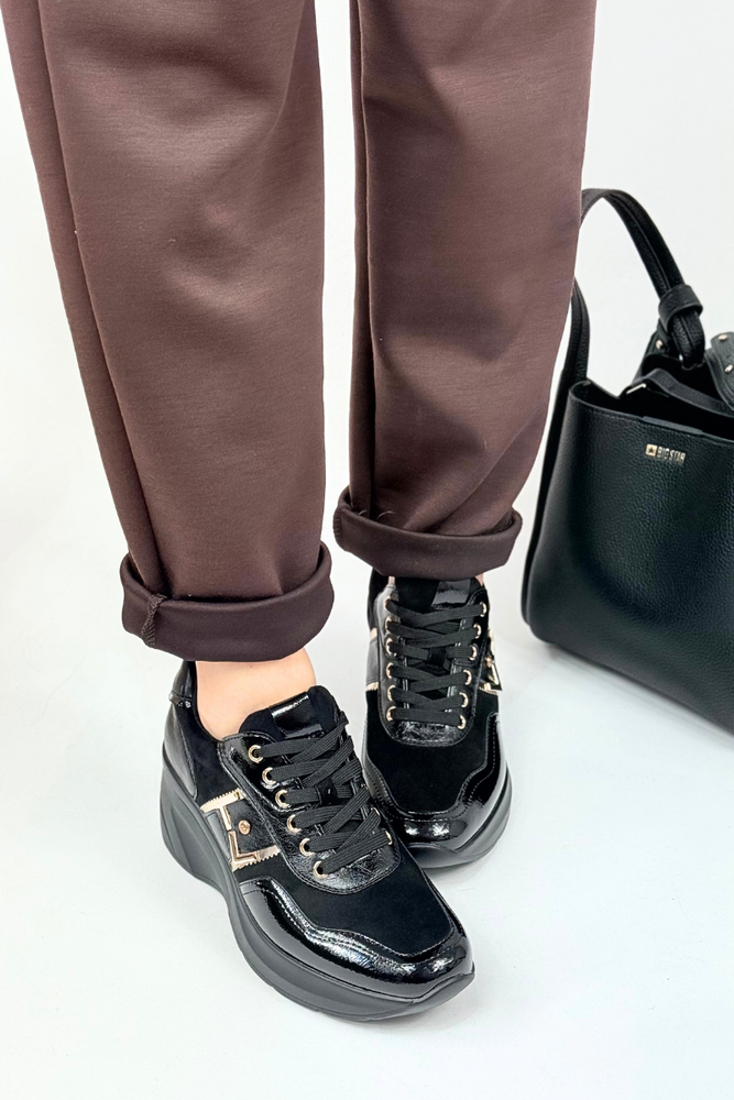 Sneakersy damskie na koturnie z platformą ze złotymi akcentami czarne 