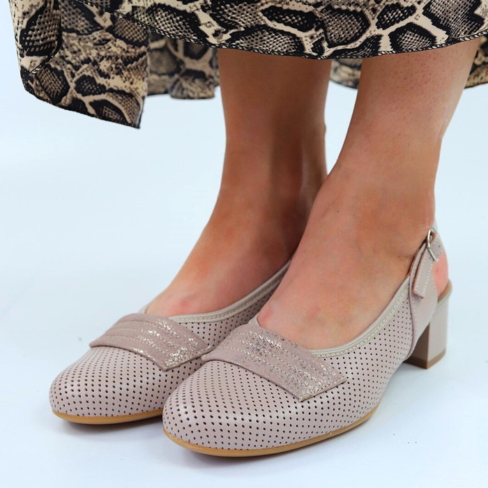 Бежеві шкіряні босоніжки з перфорацією на колодці Galant