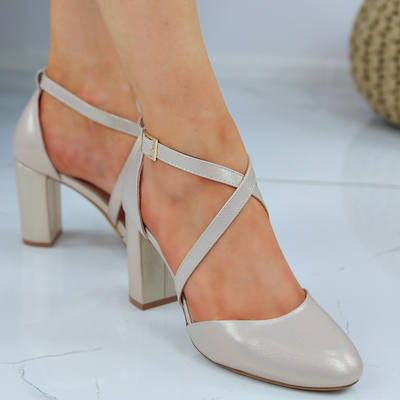 Złote sandały na słupku Sergio Leone