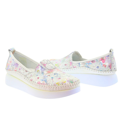 Жіночі білі шкіряні мокасини з квітковим мотивом