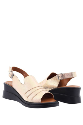 Złote skórzane sandały na koturnie 