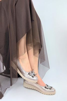 Półbuty damskie złote z ozdobnym motylem