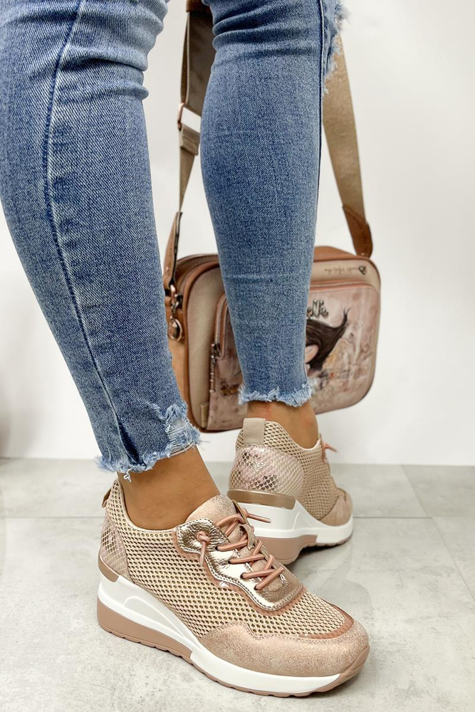 Różowe sneakersy na koturnie z ciekawą wstawką z tyłu