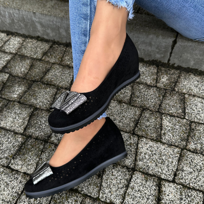 Czarne czółenka ażurowe na koturnie M. Daszyński