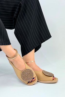 Beżowe skórzane sandały płaskie z ozdobą Artiker