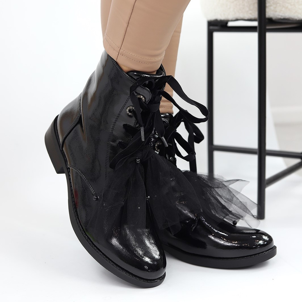 Botki czarne lakierowane płaskie za kostkę 