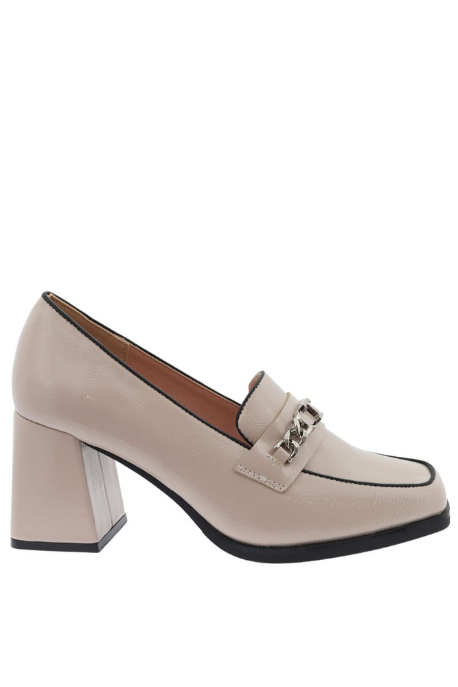 Beżowe półbuty lakierowane wsuwane na słupku