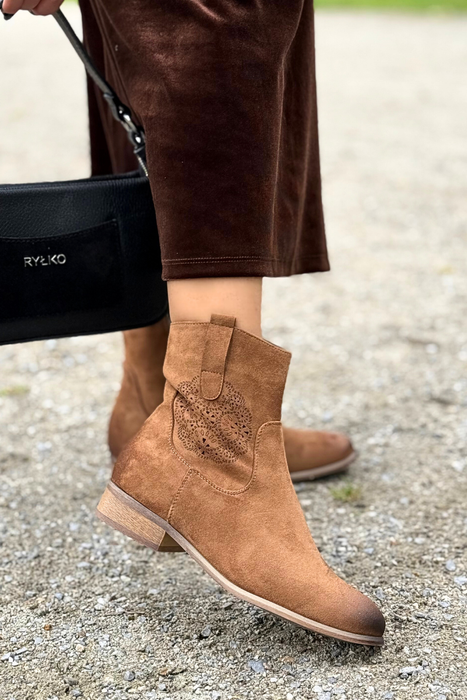 Brązowe botki zamszowe na niskim obcasie na zamek