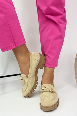 Beżowe mokasyny zamszowe damskie z ozdobą