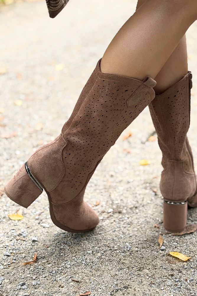 Темно-бежеві ажурні ботильйони із замшевої екошкіри