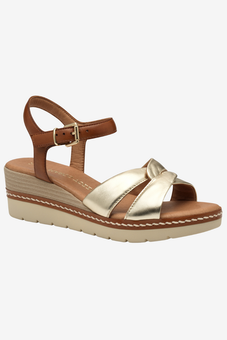 Золоті шкіряні босоніжки на танкетці від Marco Tozzi